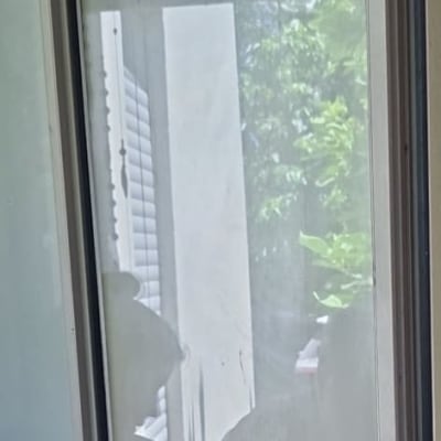 דלת זכוכית עם השתקפות אנשים ברקע
