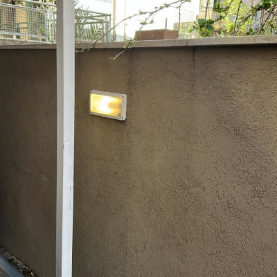 תאורה חיצונית מותקנת על קיר חיצוני