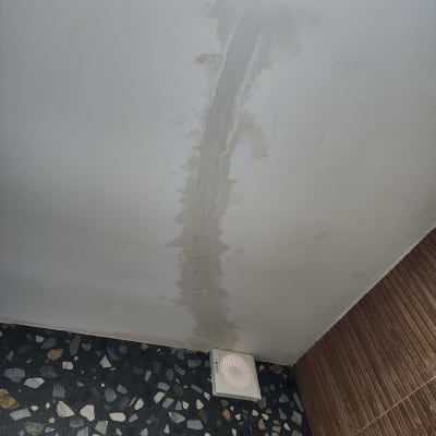 תאורה תקרה מרובעת בחדר עם קיר רטוב