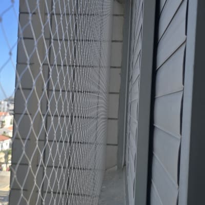 התקנת רשת שקופה נגד יונים במסתור כביסה