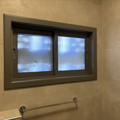 חלון אלומיניום בחדר אמבטיה עם שם ויקטור חסון