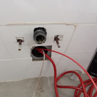 צינורות וכלים הקשורים לעבודת אינסטלציה