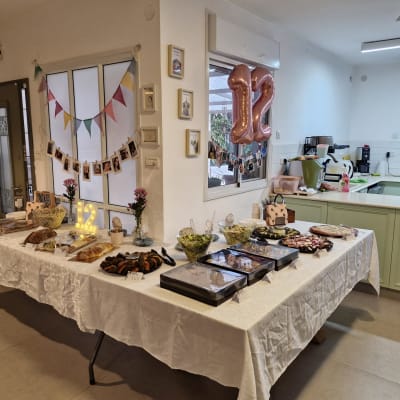 שולחן ערוך עם מאכלים שונים, קישוטים ליום הולדת 12