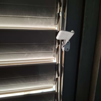 תריסים עם ידית פתיחה בצד ימין