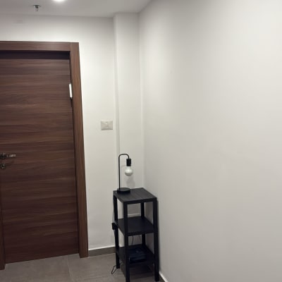 מסדרון עם קירות צבועים בלבן ודלתות עץ