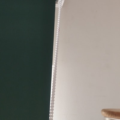 וילון גלילה ירוק עם שרשרת לבנה