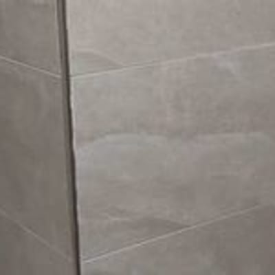 אריחי קרמיקה על קיר בזווית