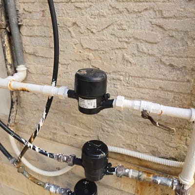 מד מים וצנרת על קיר חיצוני