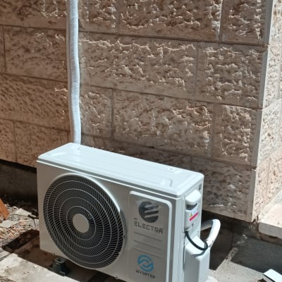 יחידת מיזוג אוויר מותקנת על קיר חיצוני