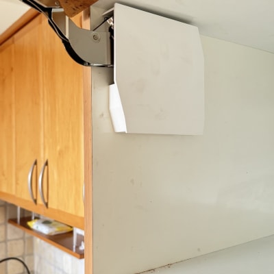 ציר מתכת בארון מטבח מעץ