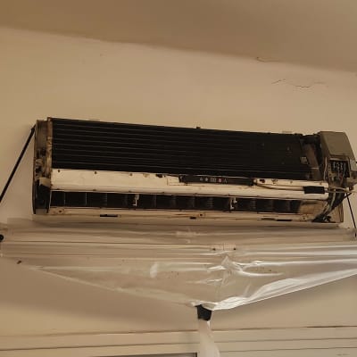 מזגן מפורק לתיקון או התקנה על קיר