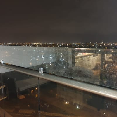 הגבהת מעקה זכוכית במרפסת