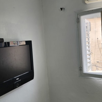 קיר צבוע בלבן עם טלוויזיה תלויה