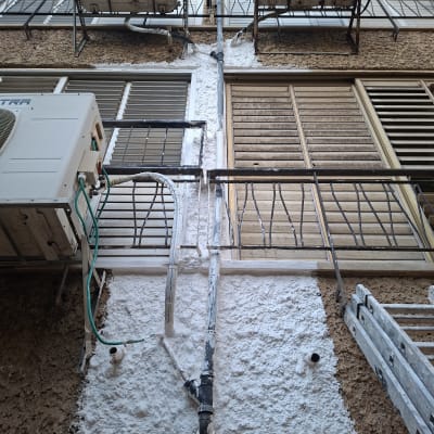 עבודת איטום סביב מזגנים על קיר חיצוני