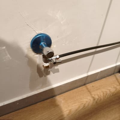 ברז מים מותקן על קיר עם צינור מחובר