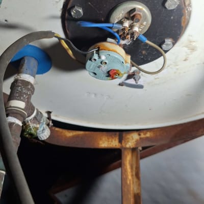 חיבורי חשמל וצנרת במכשיר חשמלי