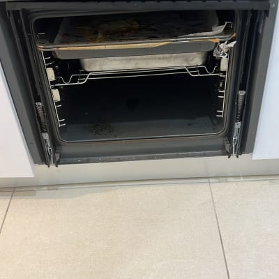 תנור אפייה פתוח עם תבנית בפנים ותצוגה דיגיטלית