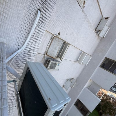 יחידת מיזוג אוויר מותקנת על קיר חיצוני של בניין