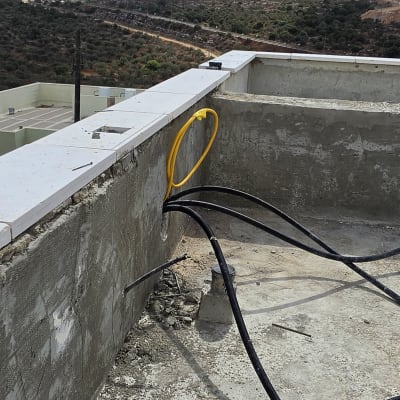 הנחת צינור גז צהוב ובניית תשתית גז במבנה בבנייה