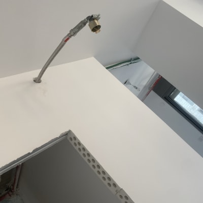 צינור מתכת עם חיבור כיבוי אש בתקרה