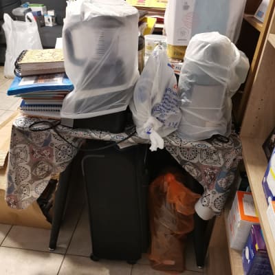 שולחן עם חפצים מכוסים בשקיות פלסטיק לארגון הבית