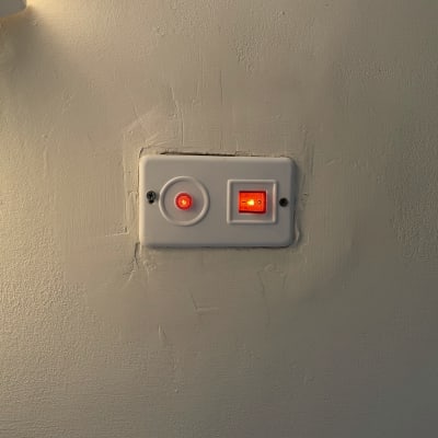 שקע חשמלי עם מתג מואר באור אדום