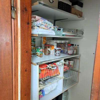 ארון מטבח מאורגן עם מדפים ומוצרים שונים