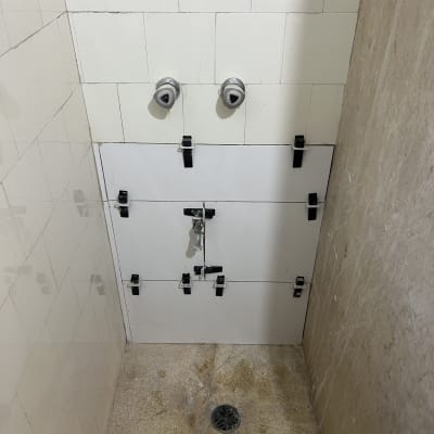 תמונה של עבודת ריצוף ותיקון קיר בחדר אמבטיה