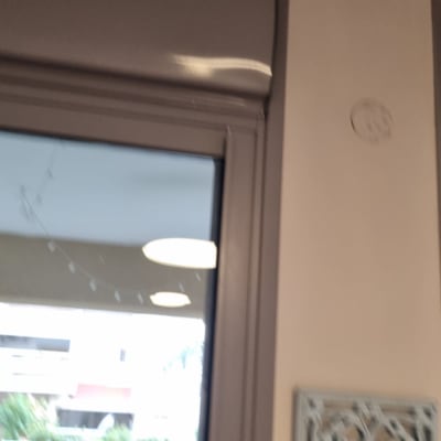 תריסים חומים סגורים על חלון זכוכית