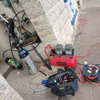 כלי עבודה של אינסטלטור, כולל מדחס וצינורות