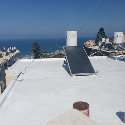 פאנלים סולאריים על גג עם נוף לים