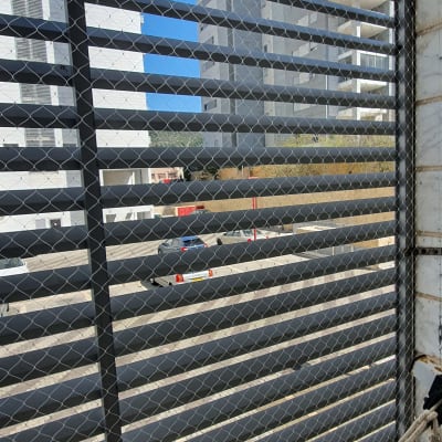 רשת מתכת על חלון למניעת כניסת יונים