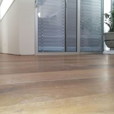 רצפת פרקט עץ במסדרון מואר