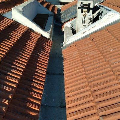 גג רעפים עם איטום בטון בין הרעפים