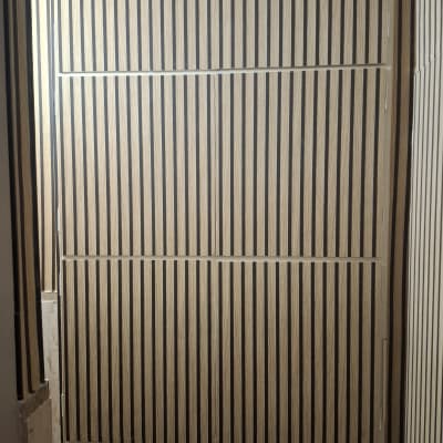 קיר עם טפט פסים בעיצוב מודרני