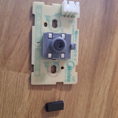 מעגל חשמלי עם רכיב פלסטיק אפור וחיבור לבן