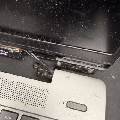 מחשב נייד עם מסך שבור ותקלות טכניות