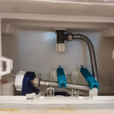 צינור מתכת גמיש ומחברים בתוך מכל פלסטיק