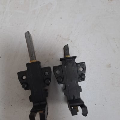 מברשות פחם לכלי חשמלי על רקע לבן