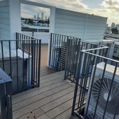 מסגרות מתכת סביב יחידות מיזוג אוויר על גג