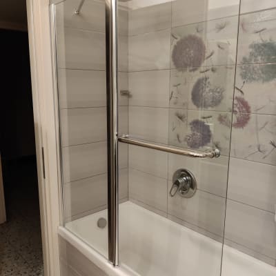 מקלחת עם דלת זכוכית וברז מתכת