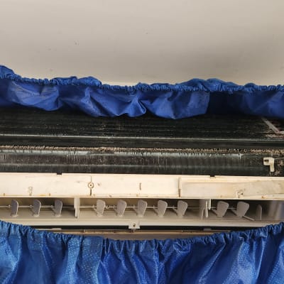 מזגן מפורק עם כיסוי כחול