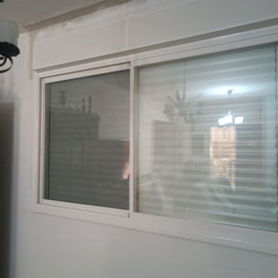 חלון אלומיניום עם תריסים סגורים