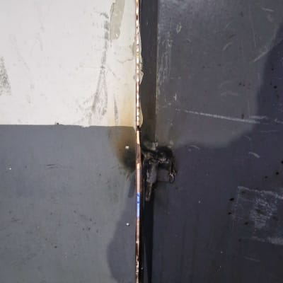 תמונה של קיר עם סדק ותיקון