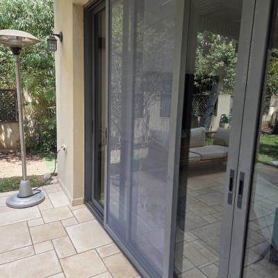 דלתות אלומיניום זכוכית במרפסת חיצונית