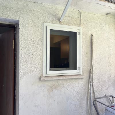 חלון אלומיניום מותקן בקיר חיצוני