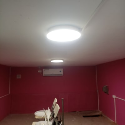 תאורה מותקנת על תקרה בחדר עם קירות ורודים