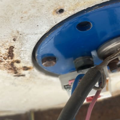 חיבורים חשמליים לדוד שמש עם כבלים צבעוניים