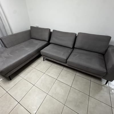 ספה אפורה על רצפת קרמיקה נקייה