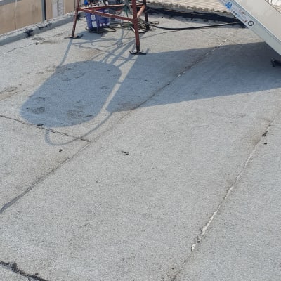 גג עם יריעות איטום וסדקים קטנים